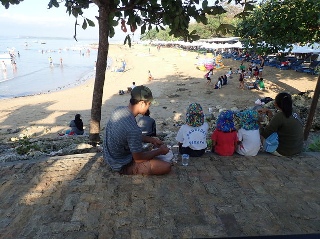 かわいい。現地の親子。