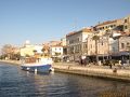 クロアチア中部、アドリア海に注ぐクルカ川の河口に開けたシベニクは、天然の良港を持つことから、アドリア海の要塞として、また内陸部とアドリア海を結ぶ海上交通の要として発展してきた港町です。教会が多いことでも知られ