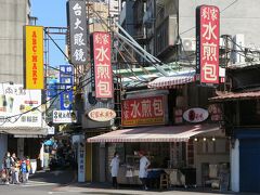 汀州路沿いの飲食店は、昼から夜遅くにかけて賑わい、早朝や、夜市の屋台以外に午後10時以降に開いている飲食店は意外に少ないです。宿から一番近いこの劉家水煎包(汀州路三段189號)はいつも行列ができる有名店ですが、最初の朝に食べたきりでした。朝にはやっていませんがもう少し奥にある台北公館胡椒餅(汀州路三段181號)のほうが個人的には好き。