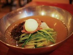 夜は韓国レストラン ユッチャン コリアン レストランへ。
ここは日本で食べるよりも美味しい！？と言われる冷麺があると聞いていたので、きてみました！

確かに美味しいーーー！クズを使った固めの麺と、少し凍ったシャリシャリのスープで日本にはないような食感です。味も美味しくてスープまで全部食べてしまいました！

実は2020年に六本木にこのお店ができたそうなので、今度ぜひ行ってみたいです。