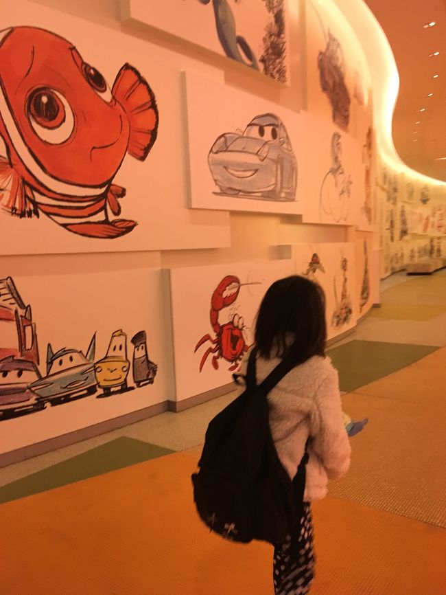 スティッチのぬいぐるみ抱いて帰るそう笑