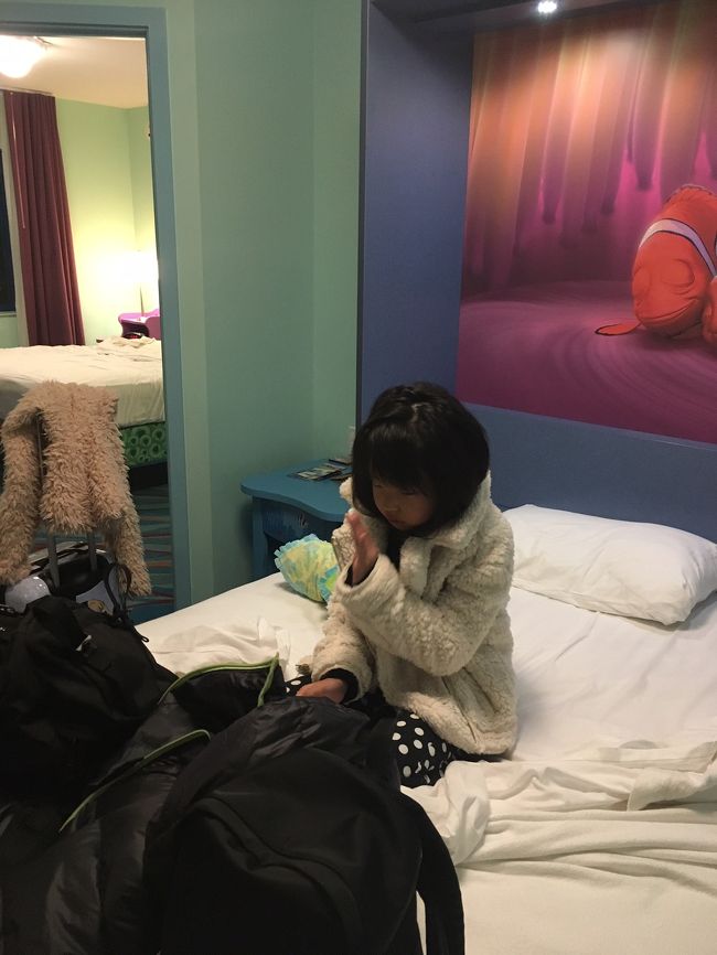 娘、お気に入りのダイニングテーブルのベッド(*>ω<*)