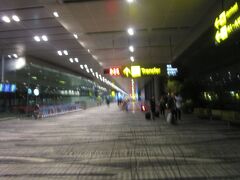 チャンギ国際空港第3T定刻到着です

しかし皆さんT2行きのスカイトレーン乗場まで行くけど
戻って行く

えっ、始発はなんと5時です　
知らなかった(';')
で、今4時前

近くの人にアクセス方法聞いたら1度入国してシャトルバスが早いと聞きましたが
入国⇒出国も面倒なので時間もあるしお腹も空いてないのでT2まで歩くことに！！

T1経由でかなりありそう