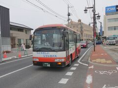 ★PM12:15
ここから乗車する、永井行きバスはちょっと可愛らしい小型のバス。この先は利根川沿いの急峻な谷間を行く区間となり、以前上越線撮影でよく訪れ、このバスを利用したこともあります。