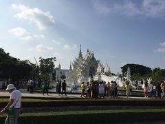 さて、我々一行はチェンラーイの新名所、ワット・ローンクン、通称「白い寺」へやってきました。
その名の通り、真っ白。
想像していたより多くの観光客がいたけど、外国人が多いようです。