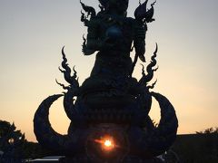 白い寺を見学した後いったんホテルにチェックインして荷物を置いて、今度は「青い寺」へ。
このお寺を建設したのは、白い寺を建設したチャルムチャイ・コーシピパットさんのお弟子さんだそう。

日没ギリギリのタイミングで、向こうに夕日が。