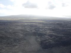 コナ国際空港には予定よりも早く着陸しました。着陸前から一面の黒い溶岩に驚きです。1Aに座っていたので、先頭を歩いて、一番乗りで入国審査場へ入り、入国しました。事前に調べてはいたけど、Uber乗り場までがちょっと離れていて大変でした。
