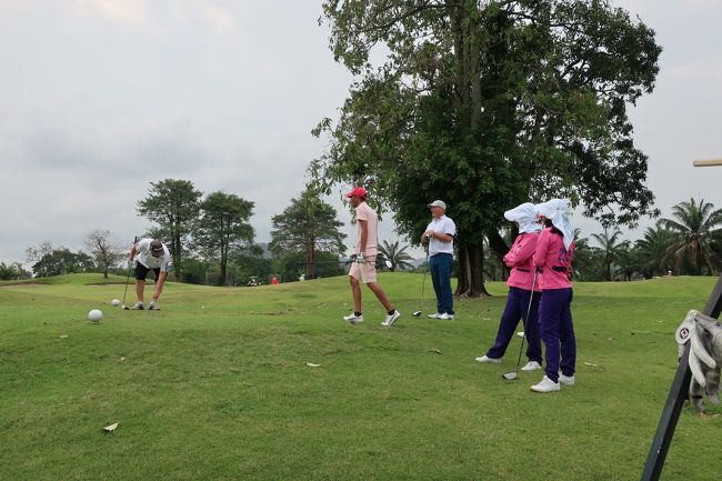 ■【Burapha Golf &amp; Resort】<br />The Golf Club<br />Gf=1100<br />Ca=350<br />カート＝600強制利用......合計＝2050.バーツ/約　7339円。<br />CaTip＝<br />Tr=300<br />競技費＝250<br />25人位の参加。フランス、米国人さん達と一緒。