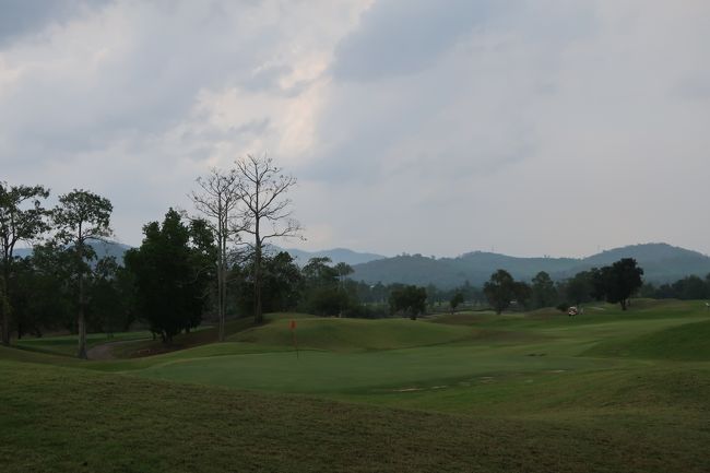 ■【Burapha Golf &amp; Resort】<br />天候はおおむね晴れ。<br />1ホール小雨が降った。<br />ゲーム終了後、一時土砂降り....高速道も一時土砂降り。