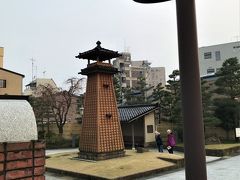 鏡花のみちの道標と
橋場町緑地の火の見櫓があります。