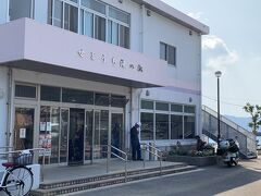 加計呂麻に渡る瀬戸内町まで約1時間半
昔は峠越えのカーブ道をひたすら走った記憶があるが
すごく長いトンネルがいくつもできて、快適な道に変わっていた

加計呂麻島では食べるところもほとんどなく、食料調達もままならないようなので
積める限りの食材とアルコールを買い込む