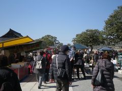 東寺の弘法市。人も店も多くて賑わっていました。