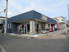 11：35　元町港の「みよし土産品店」に自転車を返却。
自転車が動かなくなった時点でお店に連絡して代車を運んで来て貰っても良かったとも思うのですが、御主人は一人でカフェも営んでいるし、自力で何とか帰れそうなのでお願いはしませんでした。

土産物店は御主人のお母さんが担っていますが、愛想がよく思わず買いたくなってしまうような接客です。