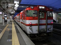 本日１本目はこちら。
６：４５発の新津行き普通列車です。
後方がキハ４０で