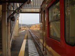 途中、山都駅で列車交換のため、少し長めに停車します。