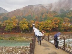 ところは一気に変わって白川郷へ。
駐車場に車を停めた後、バスに運ばれ、最寄りの大駐車場に降ろされます。

合掌造りの集落は川を挟んで対岸なので、橋を渡っていきます。
観光開始１分ですでに絶景。

なお、集落内はマイカー禁止です。