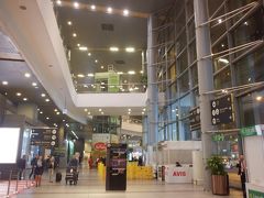 5時間ほどのトランジットだったので、そのまま空港泊。荷物は最終目的地まで運んでくれるらしい。