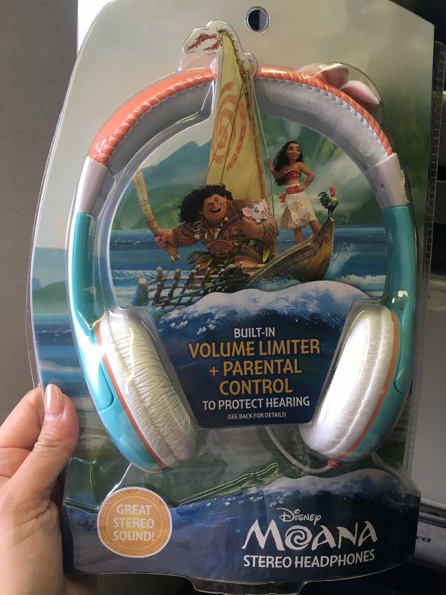 今度は搭乗前にこれを見つけてしまった笑<br />日本での公開前にモアナグッズゲット♪