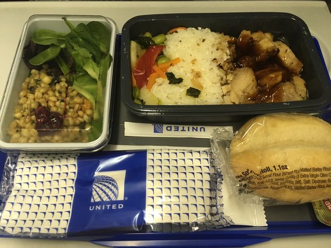 こちらは機内食。<br />なんだっけなこれ笑