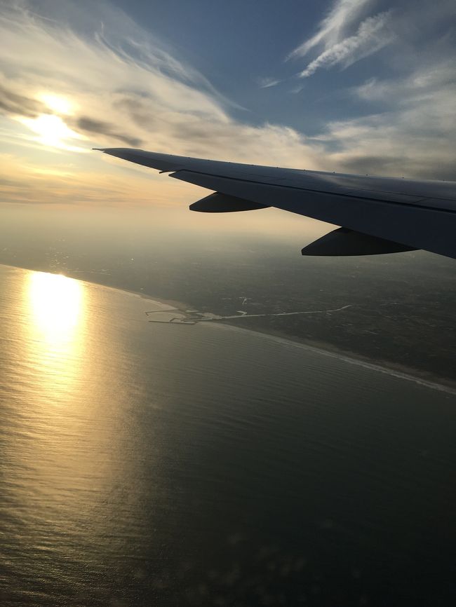 夕陽がめっちゃキレイ。<br />もうすぐ成田に到着です。