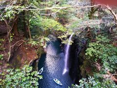 神社から車で下ってすぐに高千穂峡の観光の写真で有名なスポット。
有料駐車場に停めて。