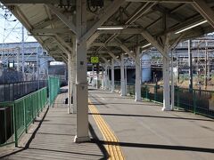 小田栄駅から浜川崎駅に向かうのだが・・・この区間の列車は、30分～1時間程度空いてしまうので・・・歩いて向かう・・・歩いたほうが速い。
（慣れていないとちょっとわかりにくい道だが・・・）
浜川崎駅南武支線用ホーム。
人気のないホームだが、マニアの方々が数名いました。
