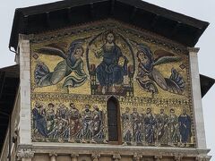 　サンフレディアーノ教会
12世紀に建てられた美しい教会です。モザイク画が大変美しいです。