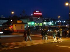 事前手配した車で移動し、ウラジオストク駅着。
気付けば夜だった…けど駅からの夜景が綺麗でした。

写真を撮ったちょうど背後は急勾配な坂になっていて、
散歩しようとしたところに早速ウラジオストクからの洗礼を浴びました。

坂が多い街なのは事前調査で知っていたのですが、
後にこの坂で大変な目に遭うことに…。