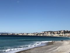 　プロムナード・デザングレ　
　青い海と青い空
　砂浜ではなく丸みを帯びた小石のビーチ