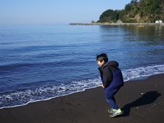 ３日目の朝、子供たちを連れ、近くの海岸へお散歩。