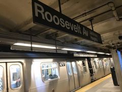 タイムズスクエア近くのホテルに宿泊していたので、42 Street?Port Authority Bus Terminal駅からE線に乗車、Jackson Hts Roosevelt Av駅にて降車
20分だったような…（荷物がある人には少々厳しいかもね）

