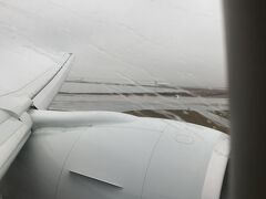 羽田出発から12時間少々
雨のJFKに着陸。定刻よりも15分ほど早着

