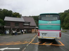 8:55
青森駅から40分。
萱野茶屋に停車。
このバスは十和田湖まで3時間ほど走るので、トイレ休憩です。
