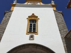 Igreja de Sao Joao Evangelista-Igreja dos Loios
（聖ヨハネ・エバンジェリスタ（伝道者教会）ーロイオス教会）

1485年にムーア人の城の廃墟の上に建設されました。
オリベンサ伯爵D.ロドリゴ・アフォンソ・デ・メロ伯爵の要請で建てられました。（アルフォンソ５世の従者です）
この教会はポルトガルで最も美しく、しかも保存状態のいい教会です。
ポサーダと教会は1910年以来、国指定記念の建造物となっています。

