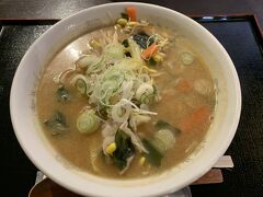 午前中、滑りまくって鰐comeへ。名物のもやしラーメンをいただきました。