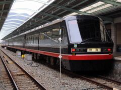 下田駅からは、11:06発の熱海行き普通列車に乗車。
乗ったのは、伊豆急のリゾート２１『黒船電車』だった。
ペリー提督の黒船に因んで車体が黒く塗られている車両だ。
先頭車が展望車両となっているので景色を眺めるにはちょうど良い。