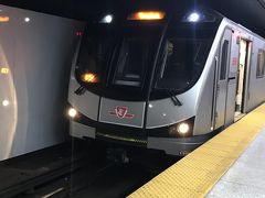 ユニオン駅からTTCと呼ばれる地下鉄に
1号線（ヤング線）は新車（Toronto Rocket）に置き換えられたそうで、車内を含めて清潔。

最後までご覧いただきましてありがとうございました。
この先は『【その４】 LGA→YYZ（AC7560搭乗編）』に続きます
https://4travel.jp/travelogue/11605138　（3月掲載予定）