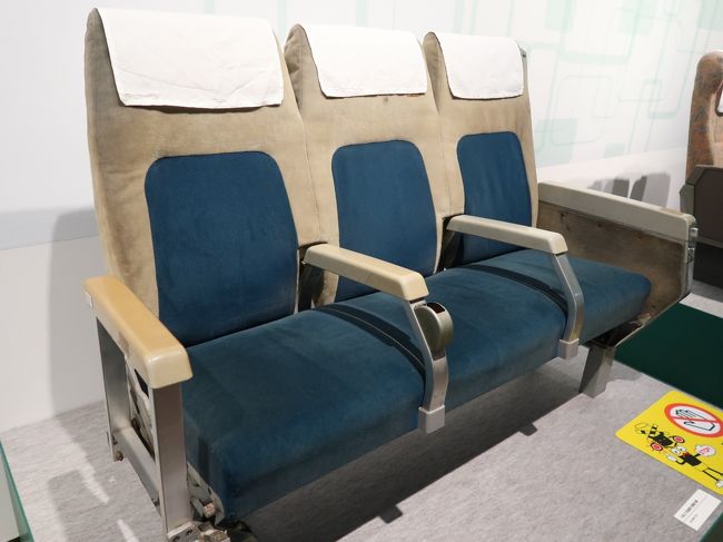 0系新幹線の初期の座席<br />ひじ掛けには灰皿も。シートにたばこの臭いが染みついていそう。