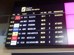 9:50発のアビアンカ航空9761便のメデジン行きだったが、出発が遅れる。