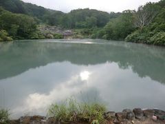 「地獄沼」
約800年前の八甲田山火山活動末期の爆発によってできた火口湖です。
沼の中は、強酸性の90℃の熱湯が湧き出ており、魚は住めず、別名底なし沼と言われているそうです。