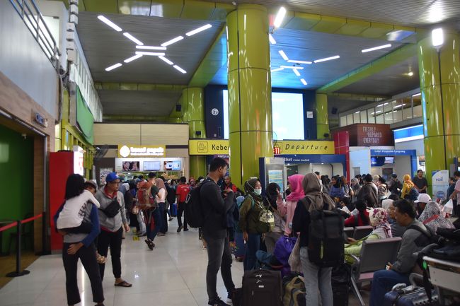 ガンビル駅の構内ロビー、ガンビルはジョクジャカルタ方面への長距離列車の起点駅となっている。チケットの購入は希望の列車の名前発車時刻等の書類を書いて、パスポートと一緒に窓口へ出す。正面にチケット受付，右側に改札口。