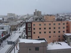 おはよう。弘前。
昨日、弘前に着いた時は歩道に雪は殆ど無かったのに、昨夜からの積雪ですっかり雪で埋まっていた。