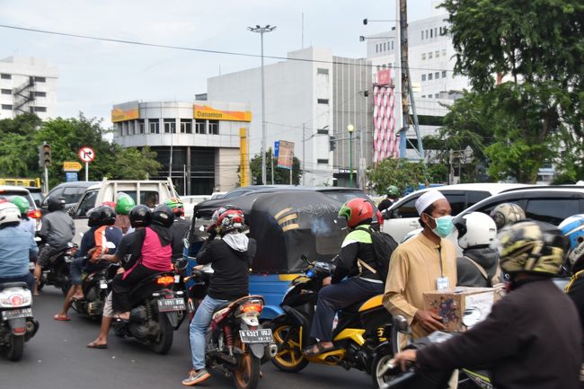 町の交通混雑はものすごい、特にバイクの数が半端ではない。道を横断するのも容易ではない。