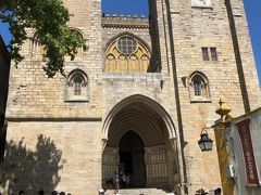 Se de Evora（エボラ大聖堂）
正式名は、 Basilica Se de Nossa Senhora da Assuncao (Basilica Cathedral of Our Lady of Assumption)です。
聖母被昇天大聖堂とでもいえばいいでしょうか。
聖母マリアに捧げられた大聖堂です。

