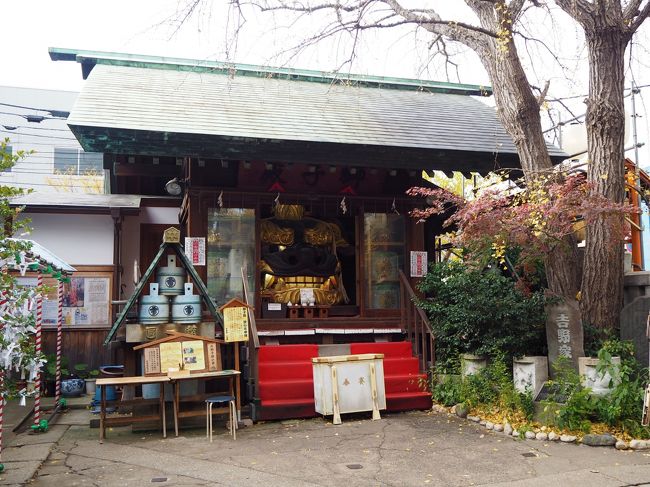 手を合わせ社務所で御朱印頂きます