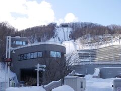 札幌オリンピックミュージアムも気になったため、リフトと入場券のセットを購入。1人1000円。
リフトで頂上まであがって行きます。人が少ないためゆっくりになることも少なく、するする登ります。笑