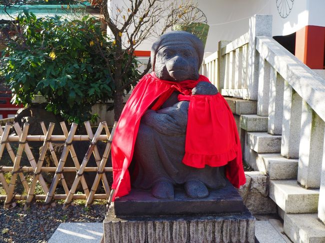 ココは狛犬さんじゃなく狛猿さん（神猿像）<br /><br />こちらは子供を抱えたメスの神猿像