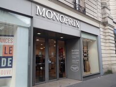 途中のMONOPRIXオペラ店で水分補給用のペットボトルを調達します。
日曜日にも営業していたので、ペットボトルから化粧品まで、滞在中に何度か利用しました。
ペットボトルの水は硬水なので少し苦手でした。