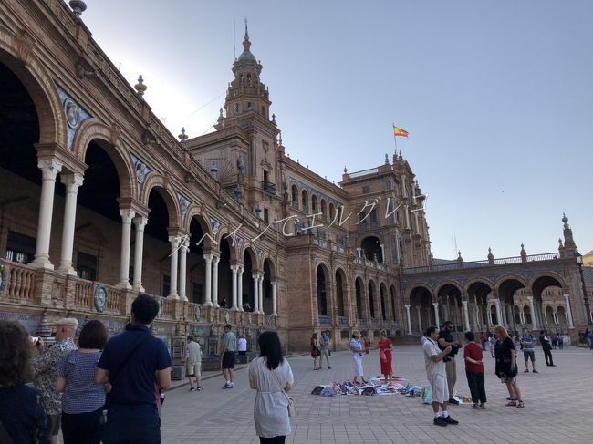 ああ、なんかスターウォーズでみたなあ、という既視感あふれるスペイン広場。<br /><br />意外と新しく出来た場所らしいんだけど、昔からあるように見える。<br /><br /><br />