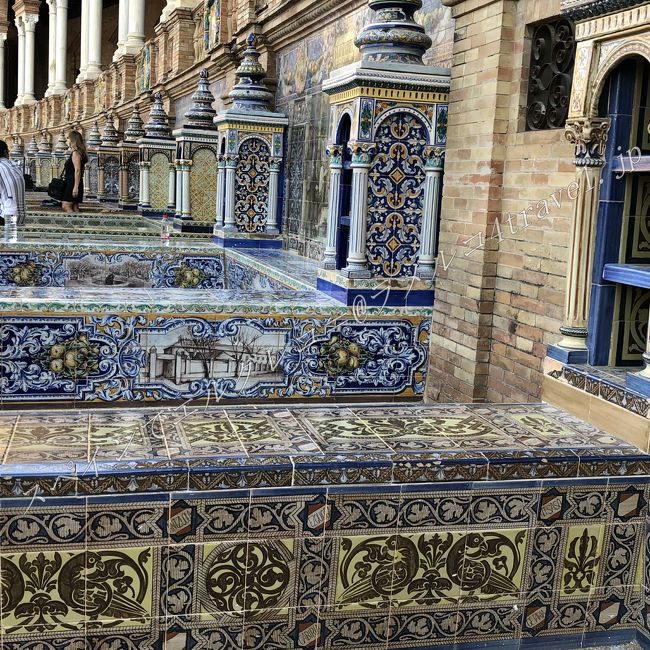タイル装飾で、スペインの歴史や地理などを説明してあるのだけど、横から見てもこういう風に美しい。<br /><br />自分がどうしてもうつり込んじゃうので横からのタイルで失礼します。
